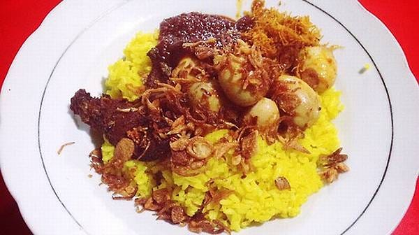 Makanan kota samarinda - nasi kuning